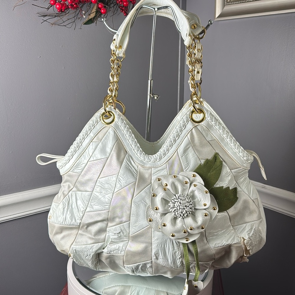 White patent leather Sharif purse. Beautiful bag lots of detail. Has peeling